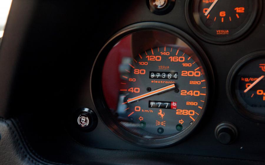 Панель приборов Ferrari GTS Turbo 1986 года  (фото 18 из 27)